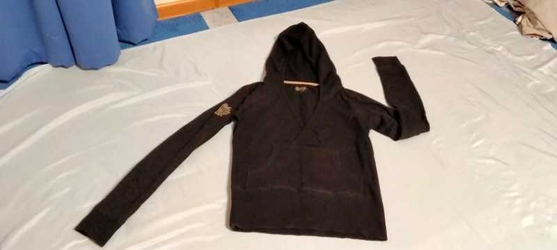 Czarna bluza z kapturem dekolt w serek kieszeń kangur L