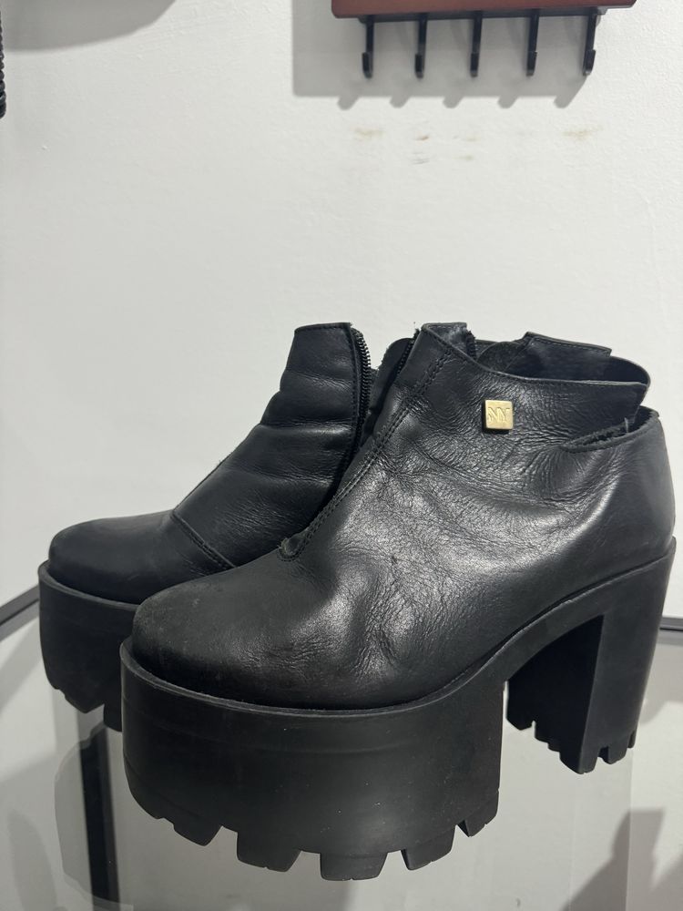 Botas NY Pretas com fecho