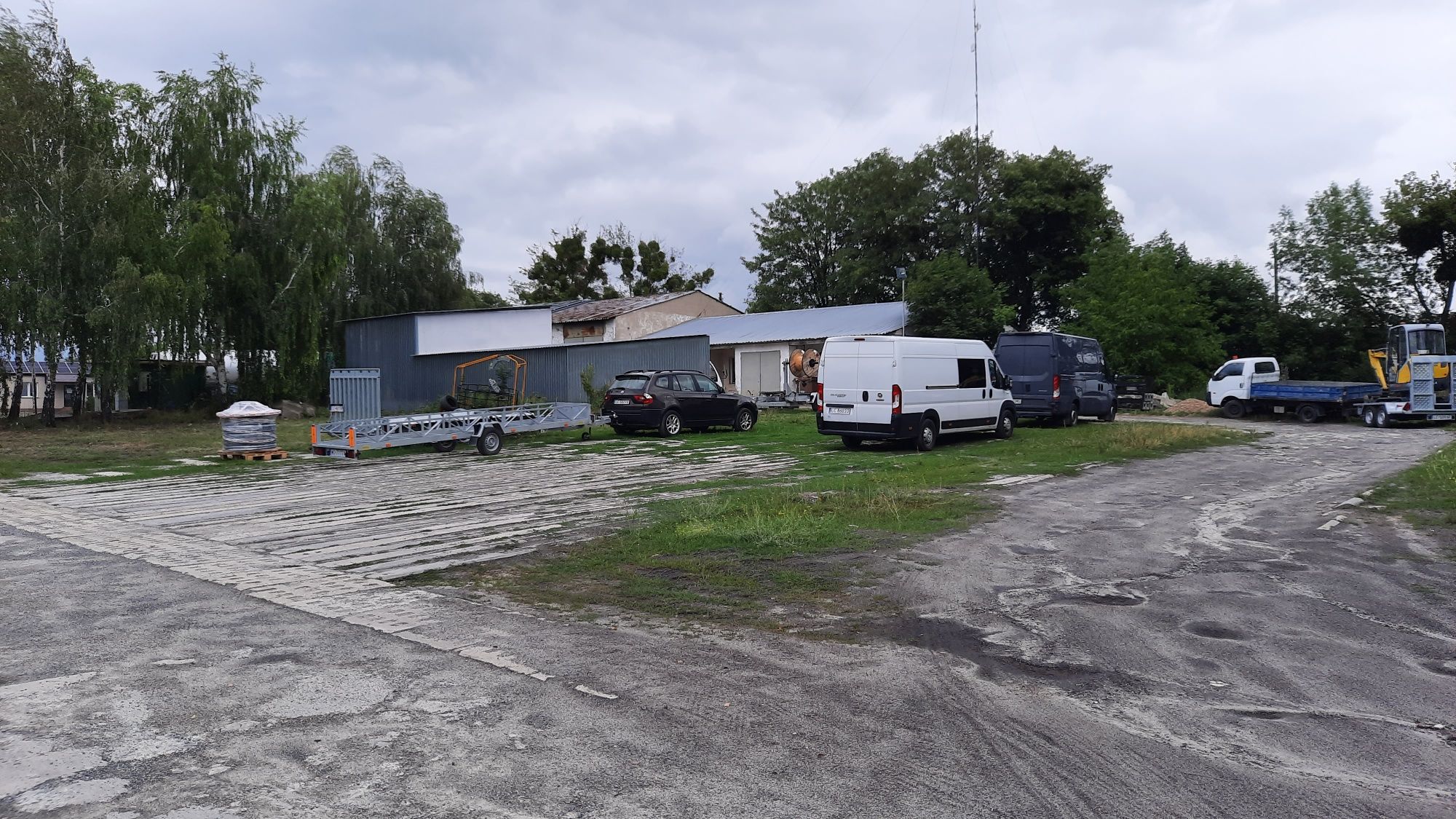 Parking. Miejsce postojowe TIR, maszyny budowlane, Bus