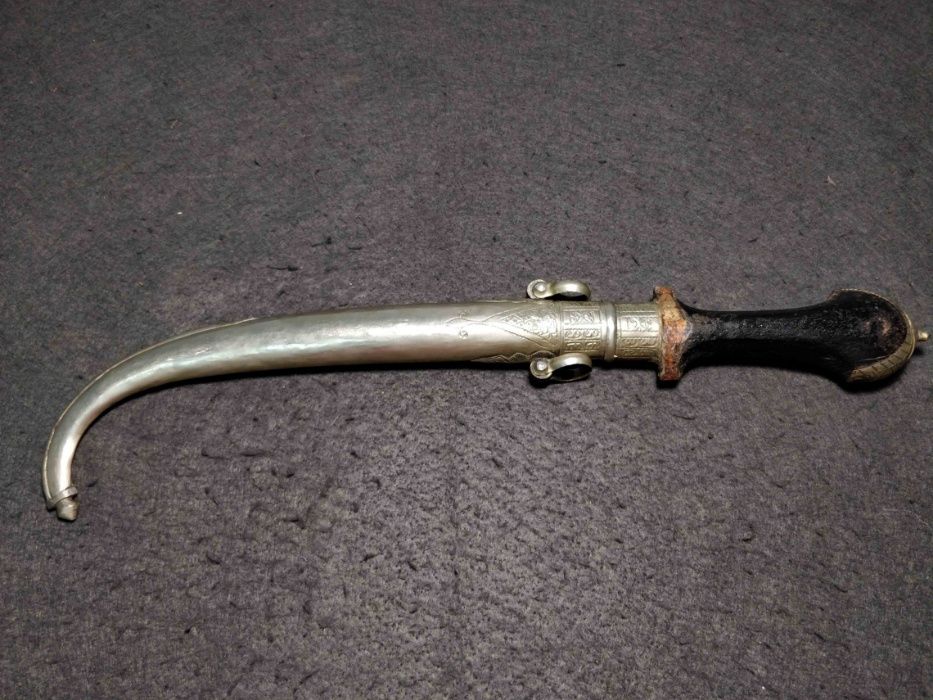 Antiga adaga marroquina , em metal e madeira