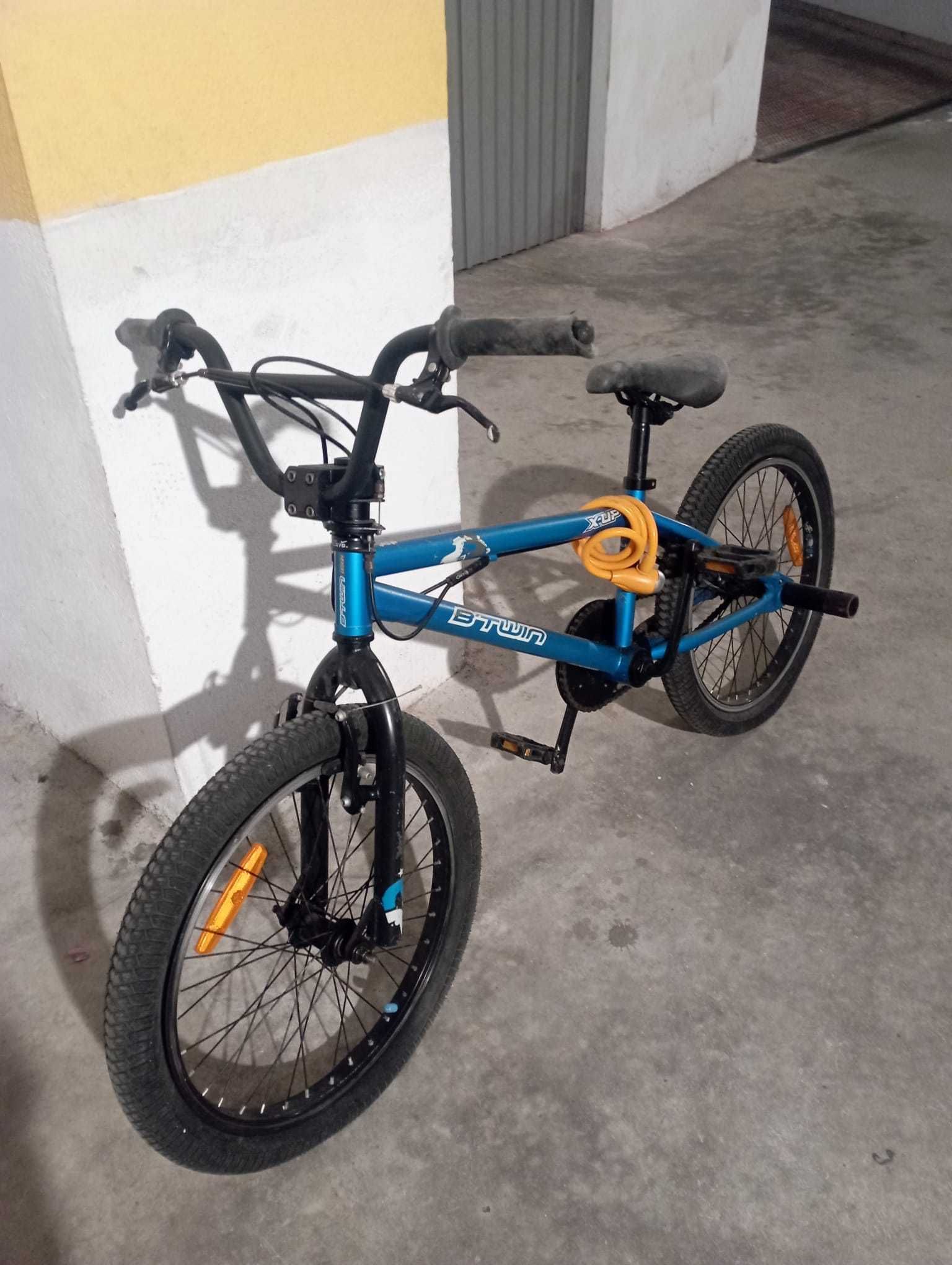Bicicleta BMX  com peseiras tem algum desgaste nos punhos, pneus novos