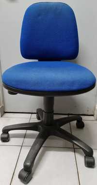 Cadeira de escritório com braços, giratória, elevatória e reclinável