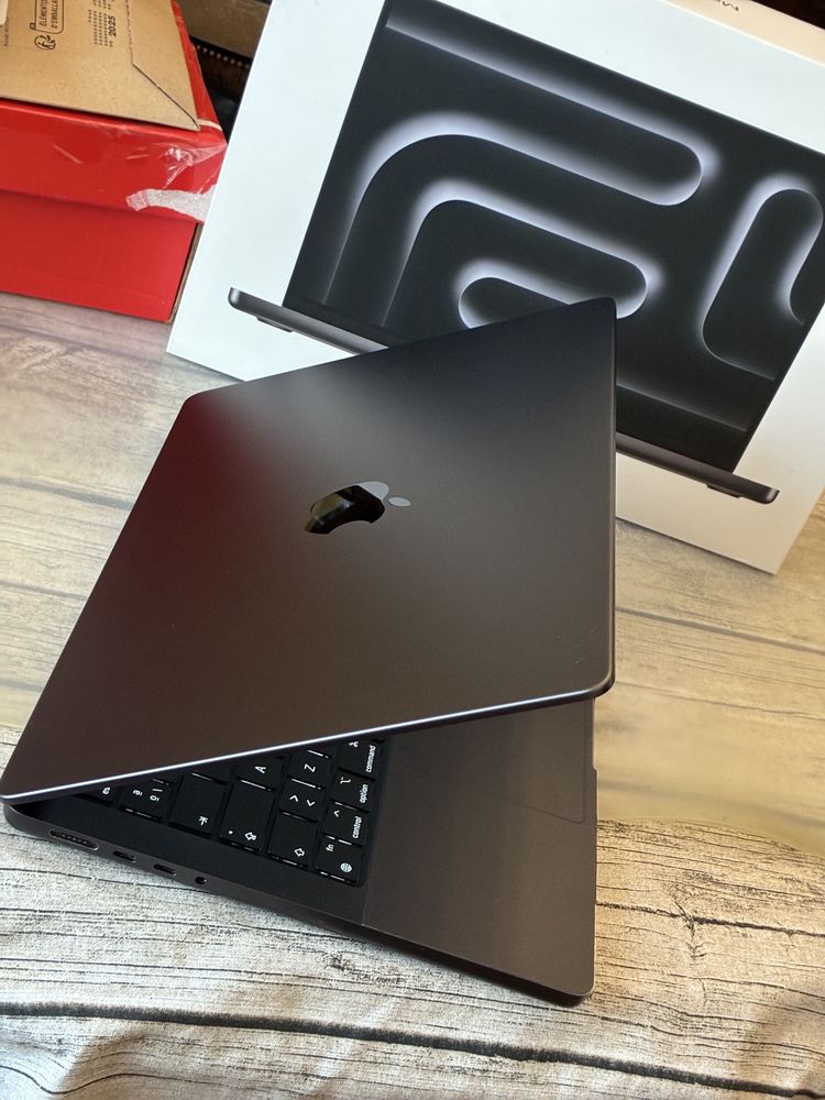 Macbook Pro 14" m3 Pro 512 black