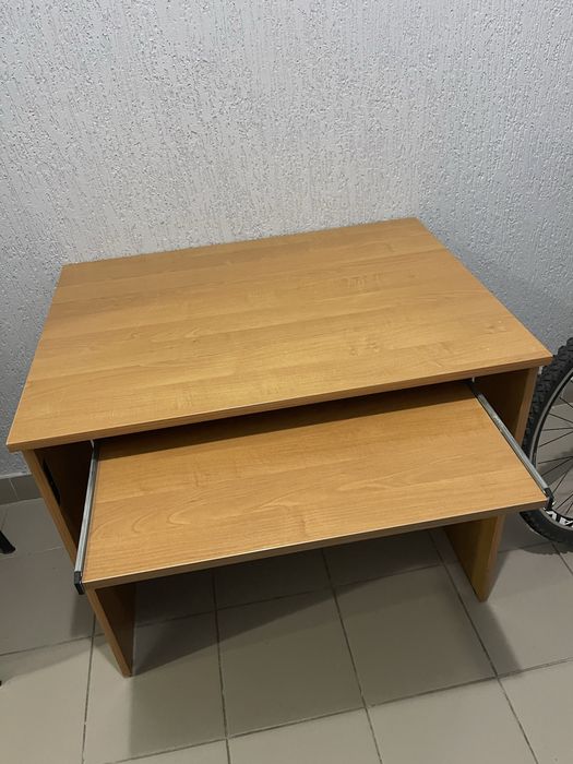 Стіл компʼютерний