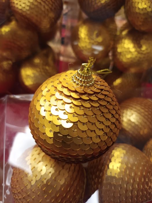 28 bolas douradas  de Natal...e 6  de fantasia...