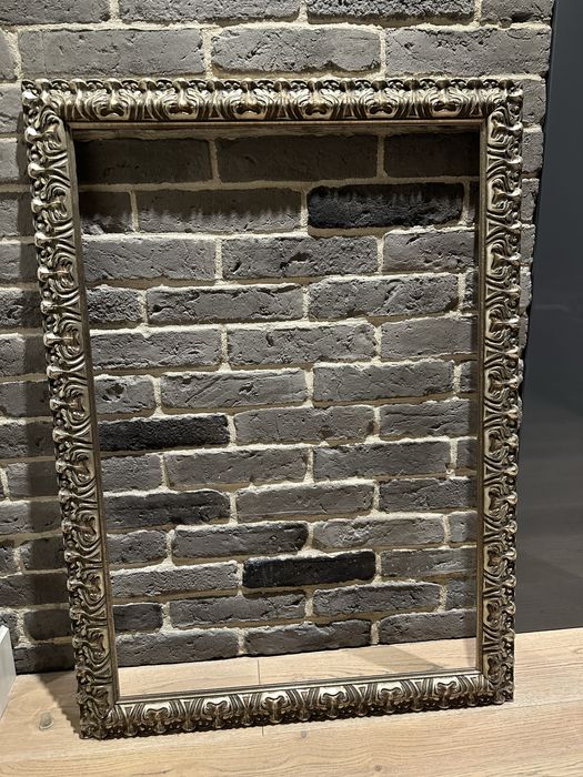 Rama ozdobna o wymiarach 64,5 x 94,5 cm