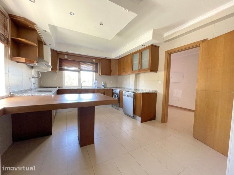 Moradia T4, 5 minutos de Torres Vedras, com logradouro com churrasq...