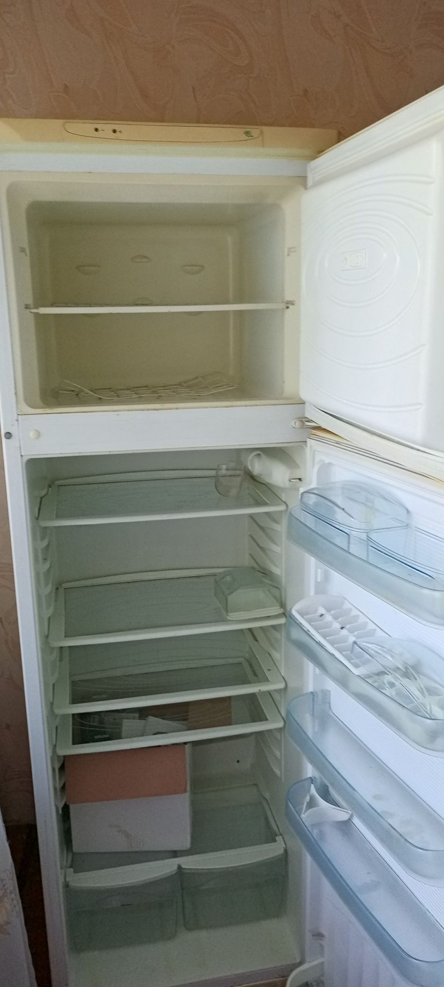 Продам 2 холодильника . Читайте описание