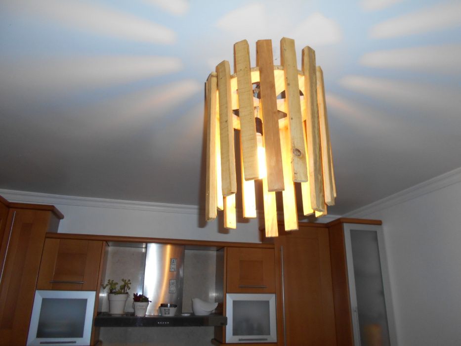 candeeiro de tecto vidro e madeira