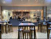 Conjunto 9 Mesas Altas + 36 Bancos Altos — Ideal para Café/Bar/Restaur