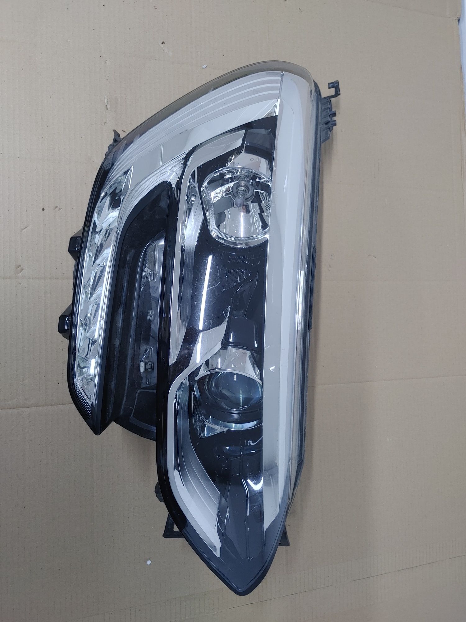 Lampa Renault Megane IV zwykła R