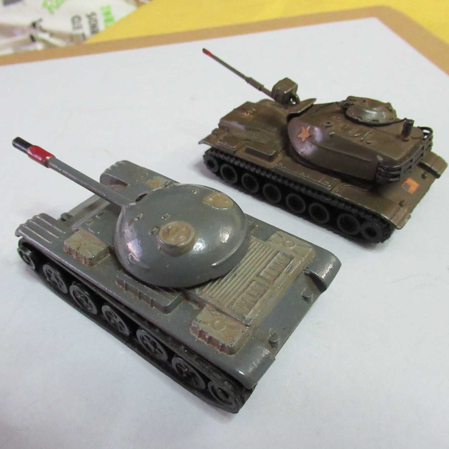 (C72Lote F1 )  2 tanques de guerra em metal C=8cm La=4,5cm