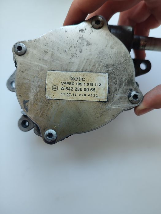 Вакуумный насос Мерседес ОМ-642 . 3,0л. дизель.