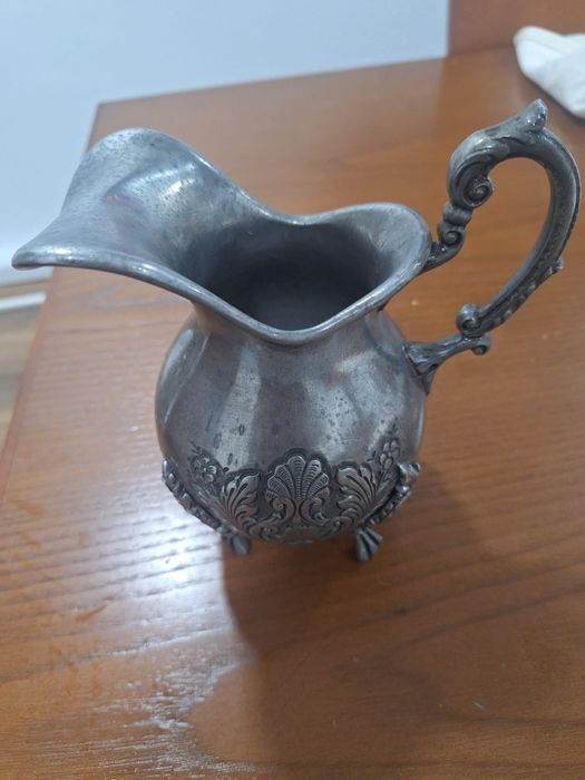 1 Jarro em Estanho Puro com marca