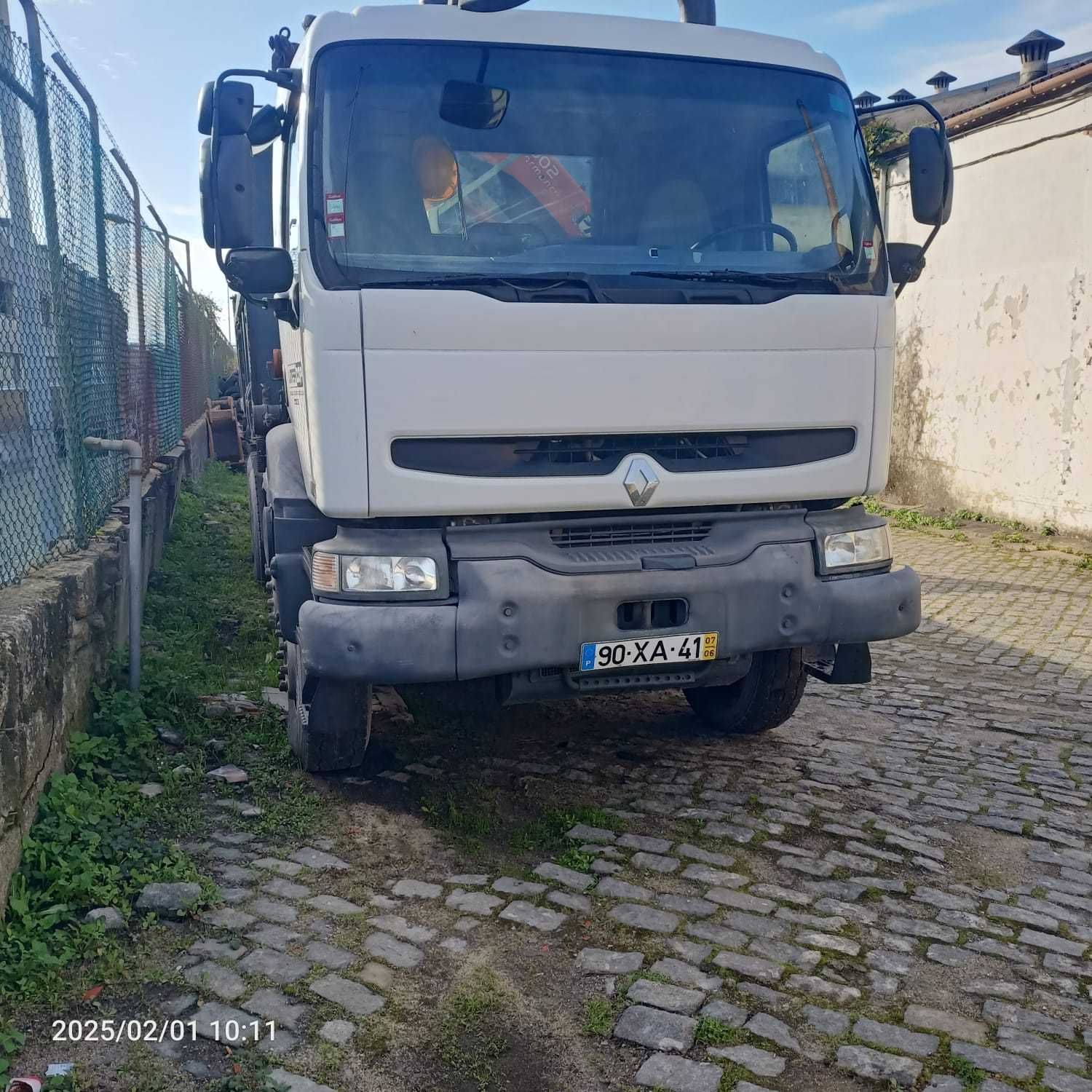 Camião Basculante 8x4 com grua