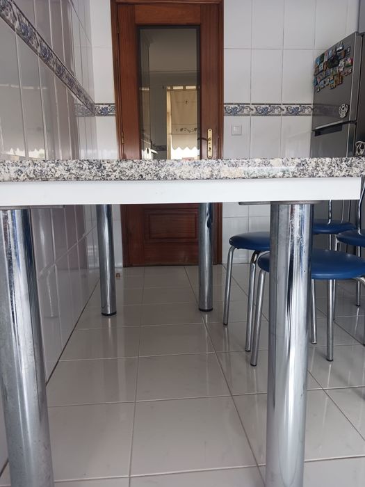 Mesa com pedra de granito e cadeiras