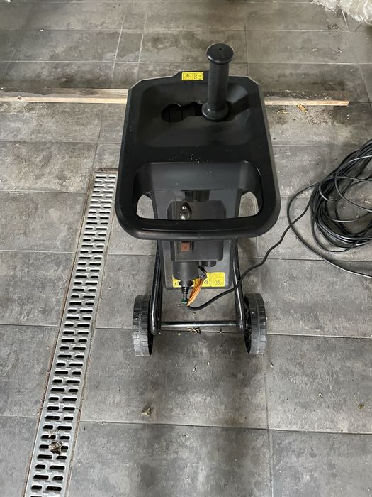 Elektryczny rozdrabniacz do gałęzi, 2500W