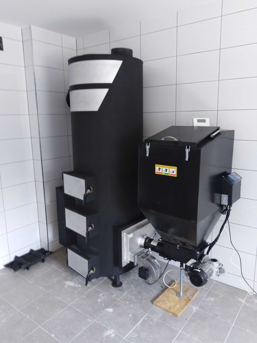 Piec nadmuchowy z podajnikiem. 50 kw.