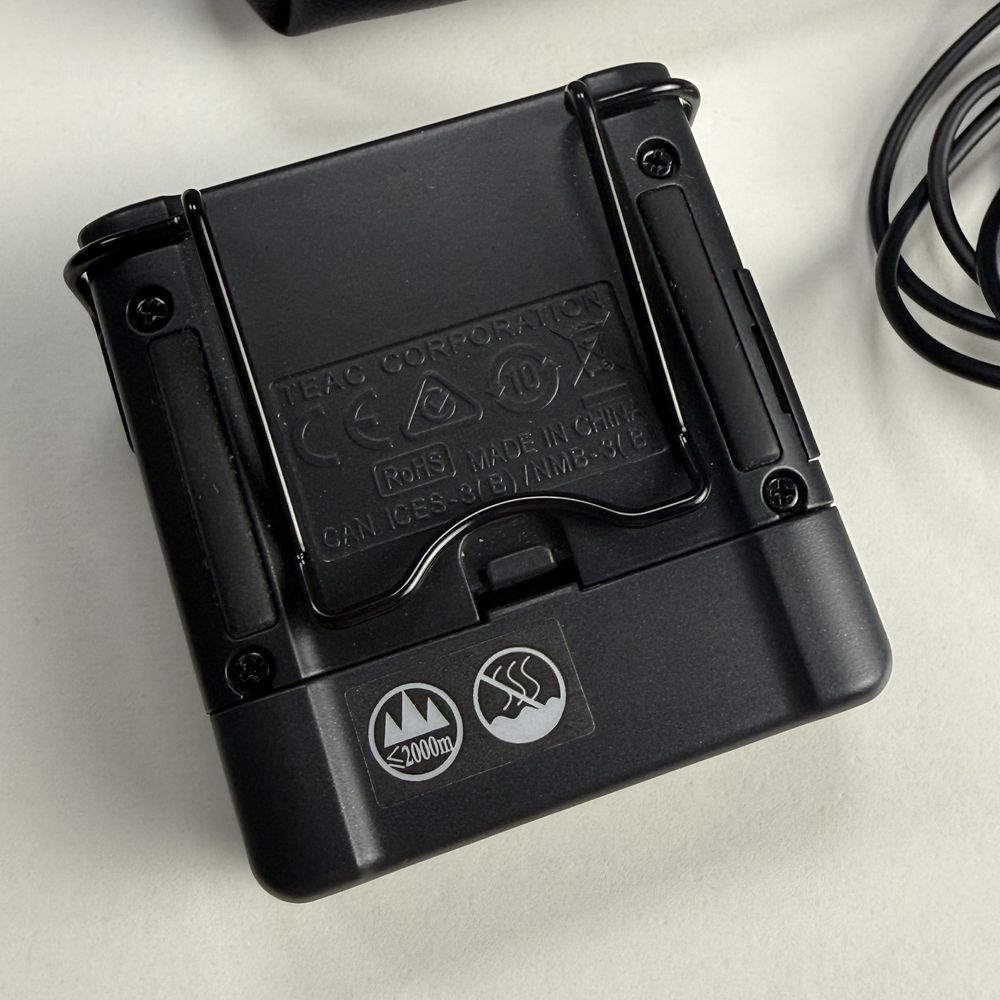 Рекордер Tascam DR-10l с петличным микрофоном
