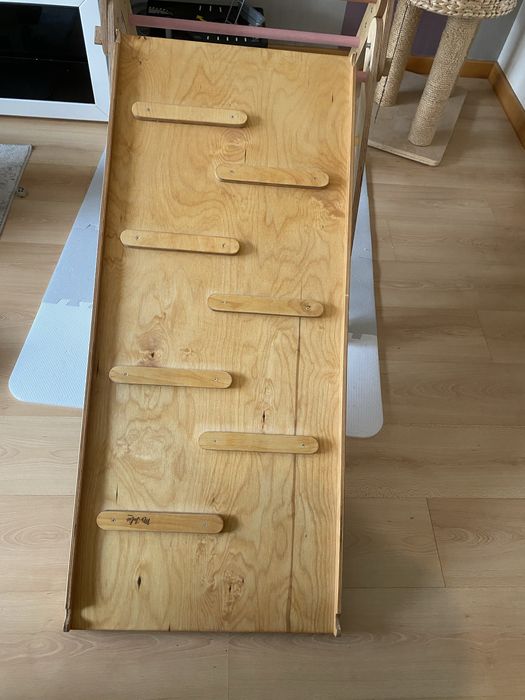 Triângulo de Pikler + escorrega/acessório de escalada