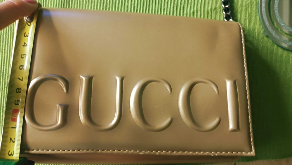 Złota torebka z łańcuszkiem