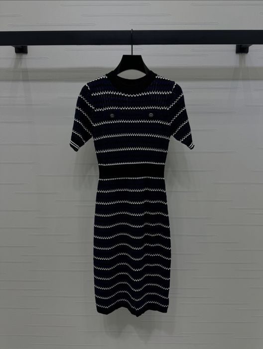 Chanel – Sukienka w stylu retro w paski z haftem