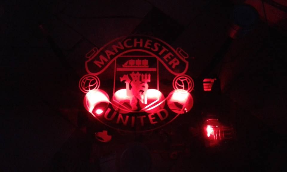 Stolik z silnika z godłem Manchester United