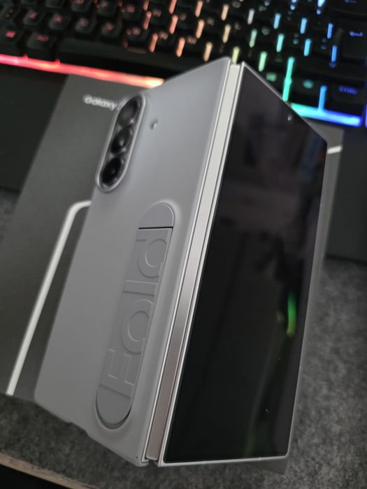 Samsung Z Fold 7, 256GB cinza garantia ate julho 2028 com capa e pelic
