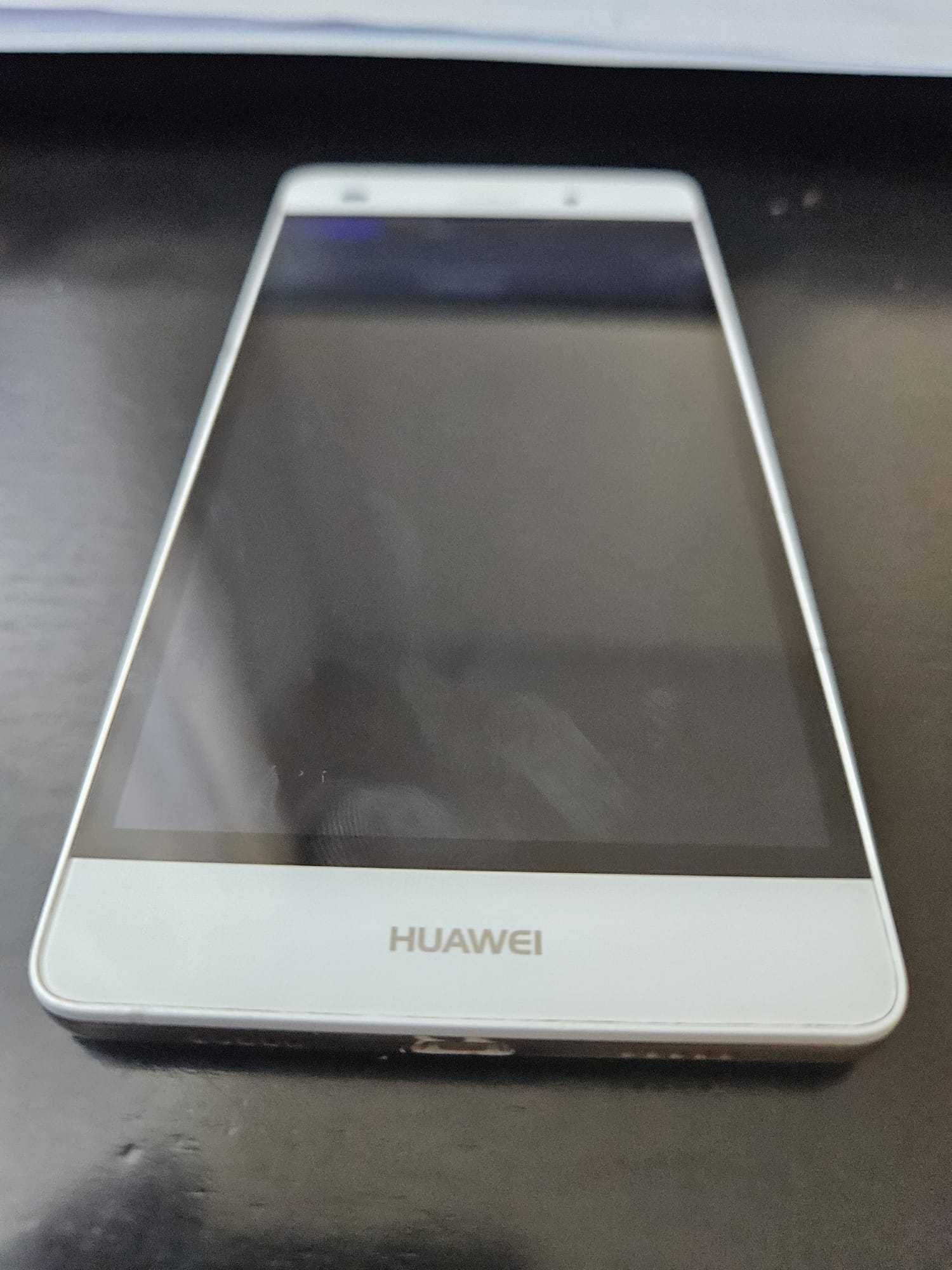 Huawei P8 lite z uszkodzonym wyświetlaczem.
