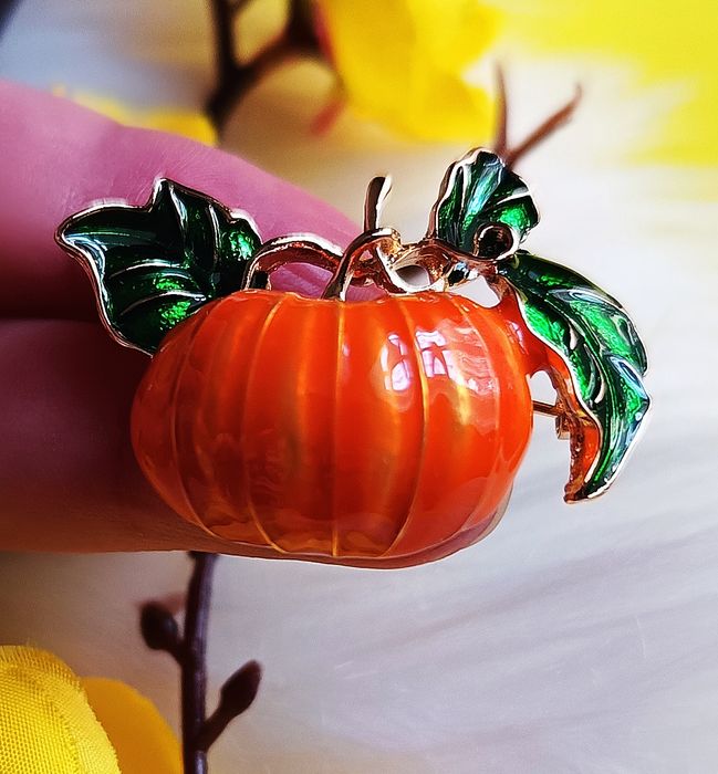 Piękna broszka dynia