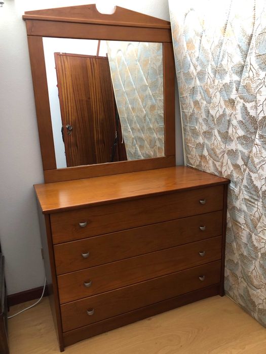 Cómoda com quatro gavetas e espelho em excelente estado!