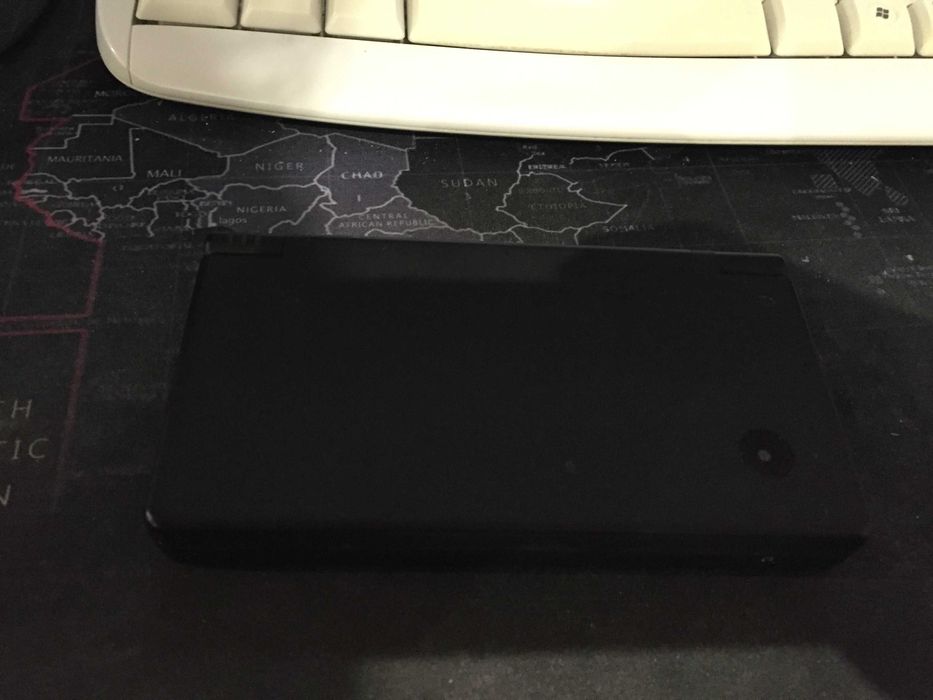 Nintendo DSi с играми, стилус и зарядка