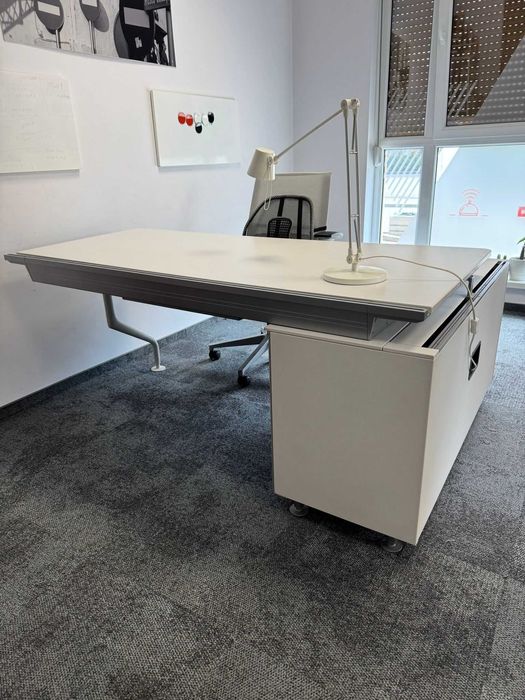 Biurko / Stanowisko biurowe + kuferek + lampka – Steelcase