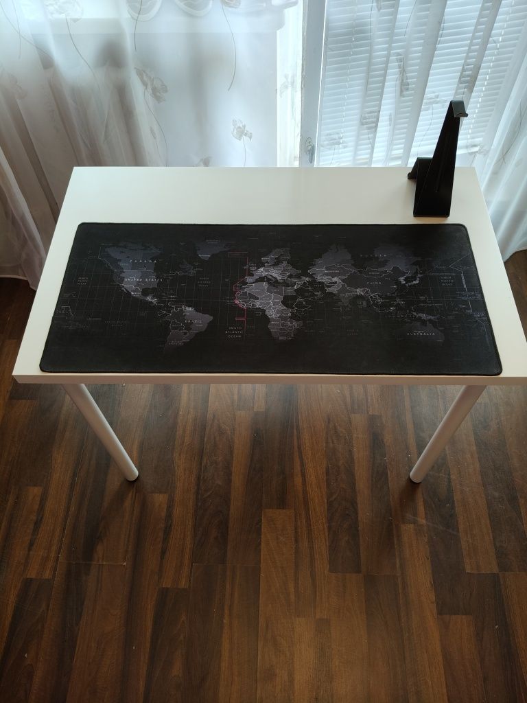 Biurko Ikea biale 100 cm + uchwyt na słuchawki, podkładka pod mysz