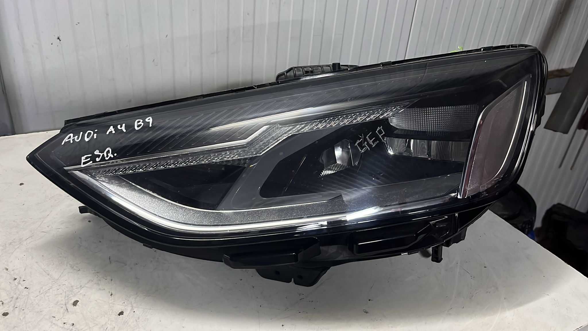 Farol esquerdo AUDI A4 B9 (8W2, 8WC) 2.0 TFSI
