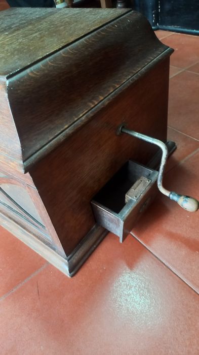 Caixa antiga, gira discos de vinil.