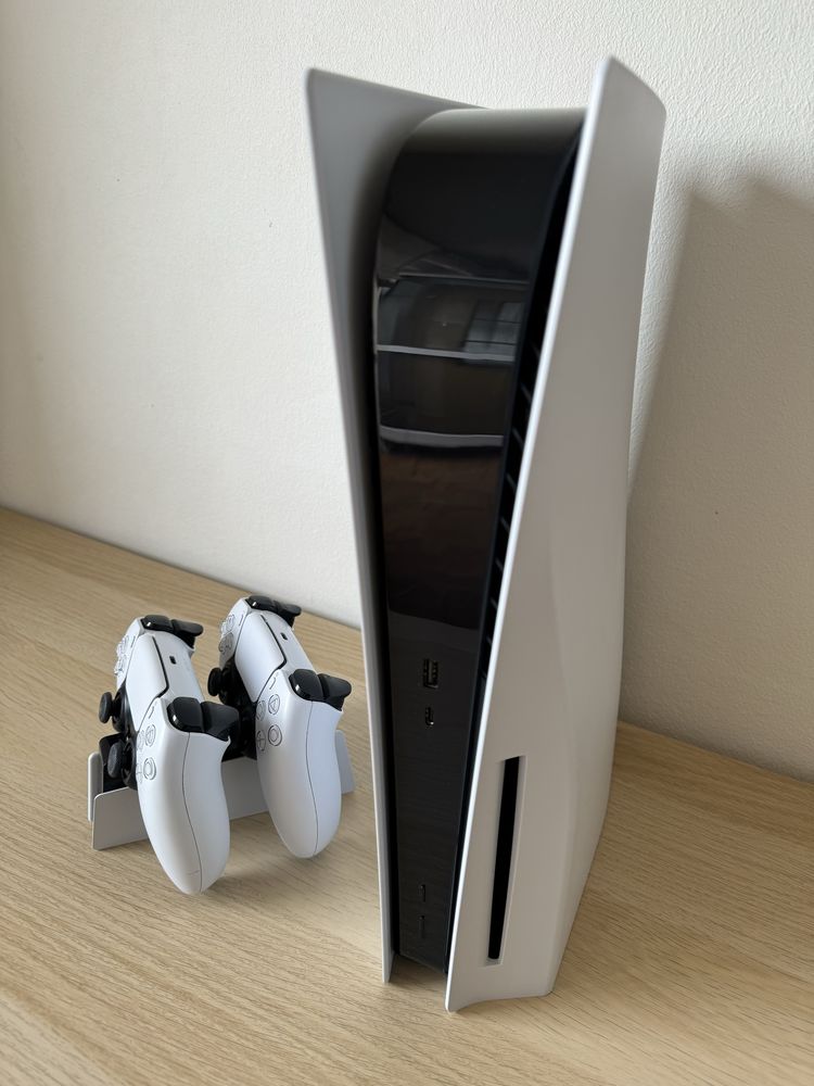 Konsola SONY PlayStation 5 + Kontroler DualSense + Stacja ładująca