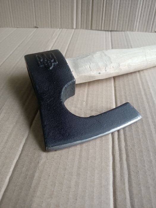 Топор 1,3 кг, сокира вагою 1,3 кг.