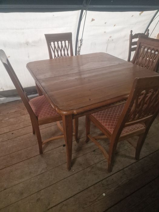 Stylowy sosnowy stół z krzesłami czterema