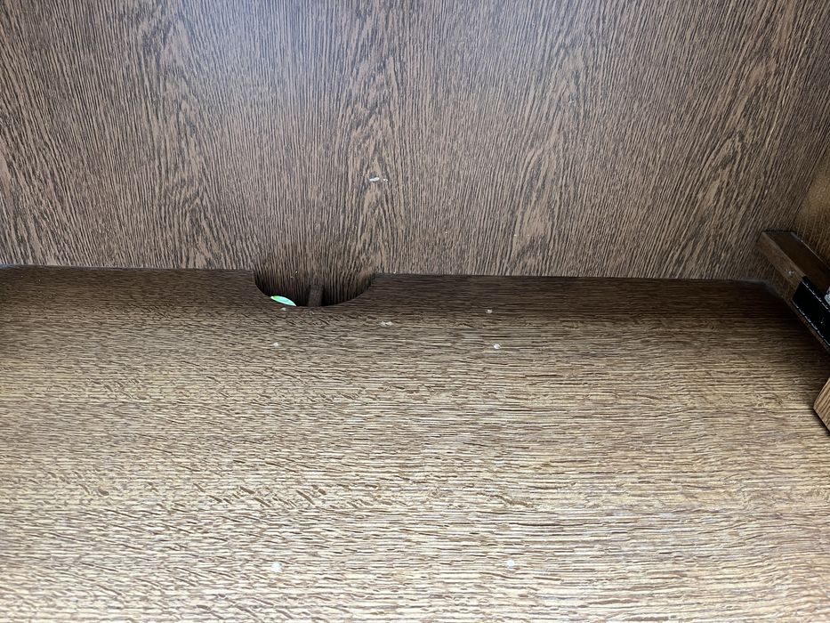 Drewniana szafa z półką na telewizor – otwierana od frontu