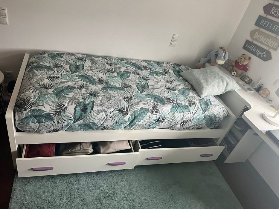 Cama solteiro e secretária parede