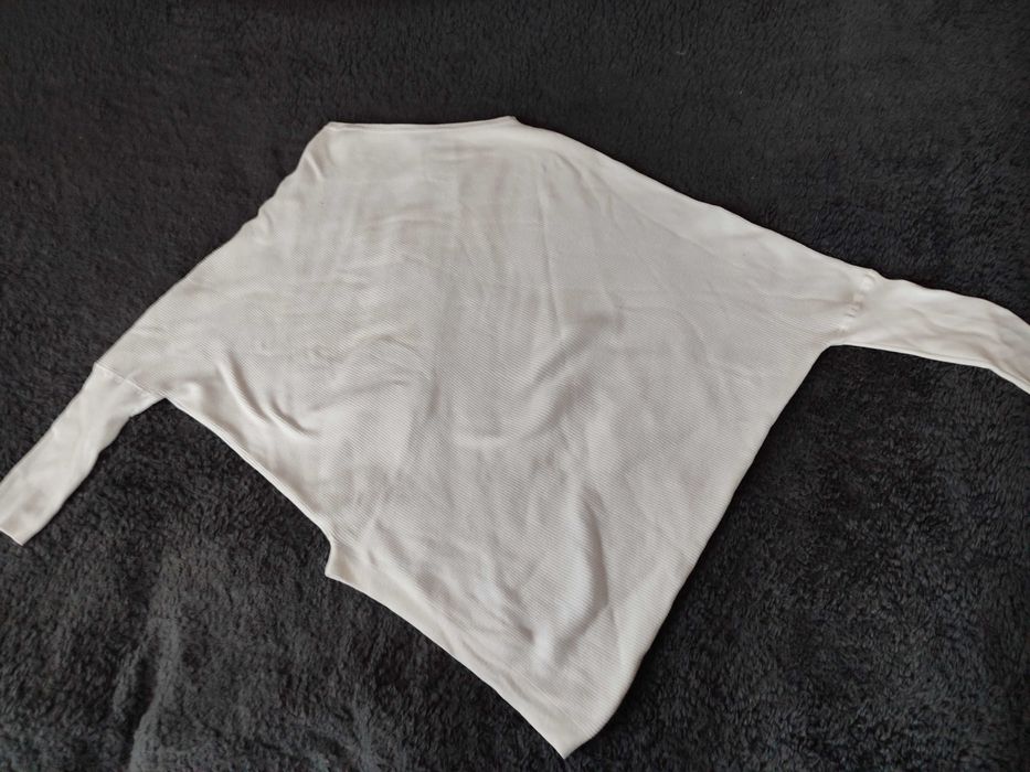 Красивая белая кофта