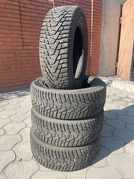 Резина зимняя 215 60 16