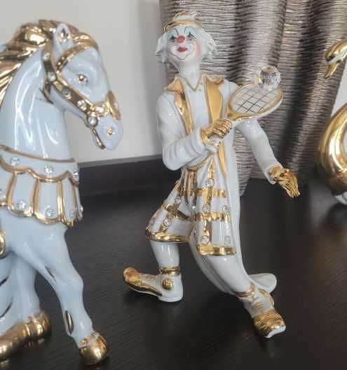 Koń Biały z włoskiej porcelany Capodimonte Swarovski w Złocie