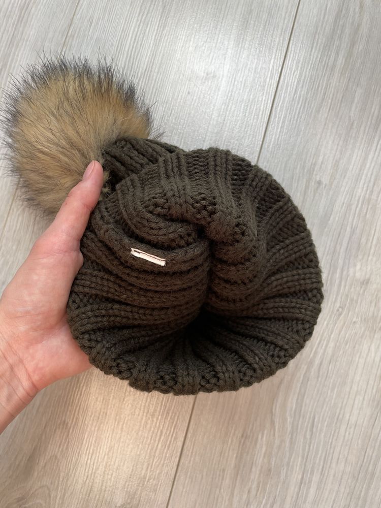Czapka khaki z pomponem hm