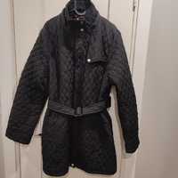 Czarny płaszcz pikowany z paskiem plus size