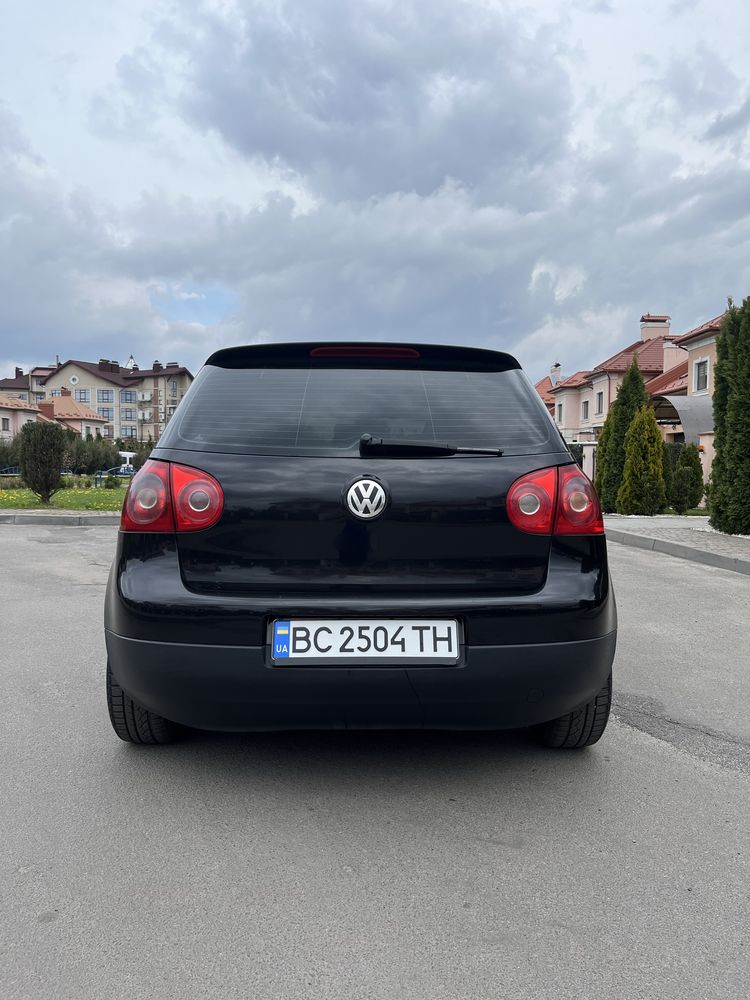 Продаєтця Golf 5