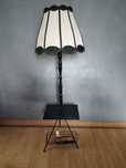 Lampa stojąca z gazetnikiem