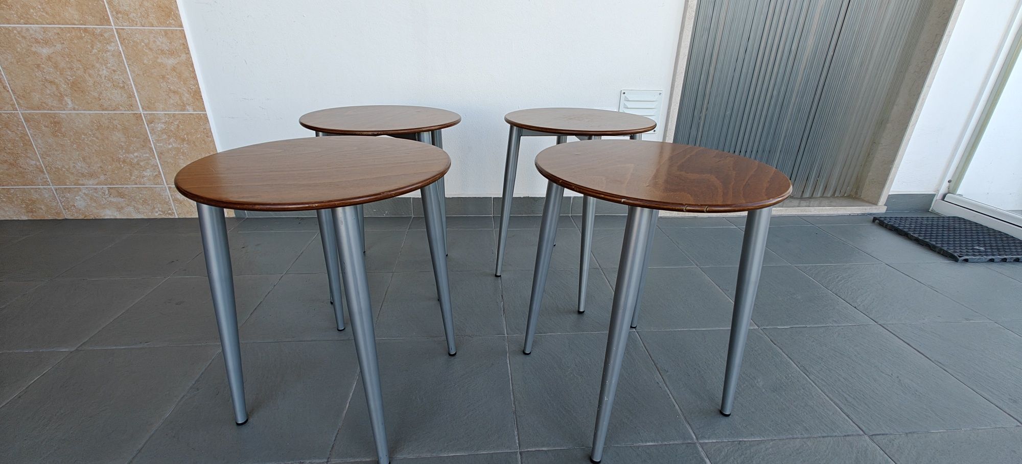 Mesa de cozinha e 4 bancos