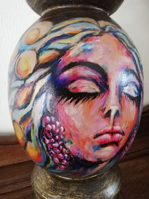 lampa drewna, ręcznie malowana, kobieta, twarz